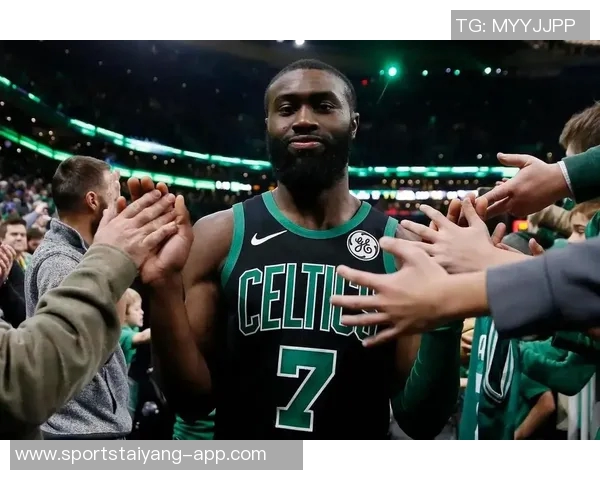 杰伦布朗谈第三节被撤下先发感到不满但尊重教练的战术选择