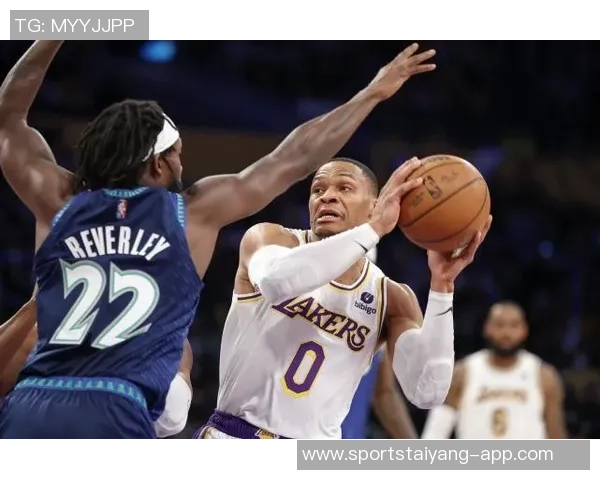 格莱姆斯表现出色15投9中砍下27分下半场狂砍21分助球队争取胜利